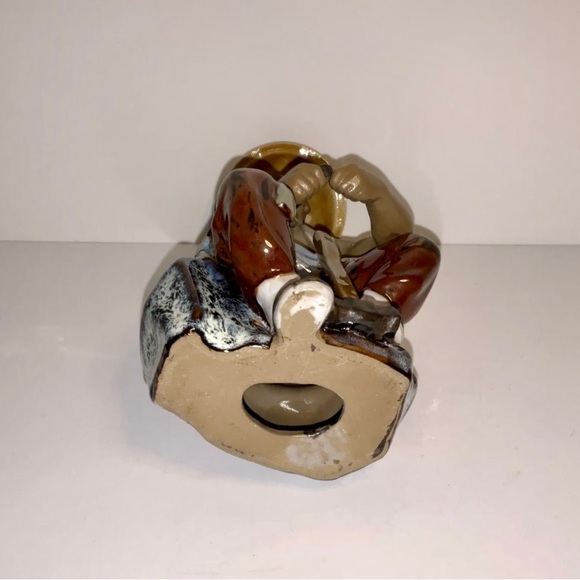 Vintage Man Wearing Hat, Seated With Hammer Glazed Mudware Figurine - Picture 11 of 12